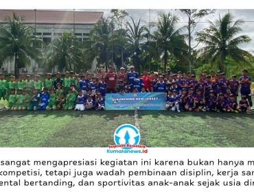 Kepala Dinas Pemuda dan Olahraga (Dispora) Kabupaten Kutai Kartanegara (Kukar), Aji Ali Husni, didampingi Kepala Sekolah MI RHQ Islamic School, Irfan Zidni Maulidana, berfoto bersama para peserta usai pembukaan Turnamen Mini Soccer dan Launching Jersey terbaru RHQ Football Academy di Fatma Sport Center Tenggarong, Sabtu (23/5/2026). Foto: Fairuzzabady.