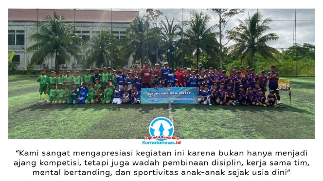 
 Kepala Dinas Pemuda dan Olahraga (Dispora) Kabupaten Kutai Kartanegara (Kukar), Aji Ali Husni, didampingi Kepala Sekolah MI RHQ Islamic School, Irfan Zidni Maulidana, berfoto bersama para peserta usai pembukaan Turnamen Mini Soccer dan Launching Jersey terbaru RHQ Football Academy di Fatma Sport Center Tenggarong, Sabtu (23/5/2026). Foto: Fairuzzabady.