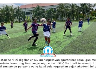 Suasana pertandingan Turnamen Mini Soccer antara RHQ FA 3 melawan SSB Al Hidayah Vamous Soccer di Fatma Sport Center Tenggarong, Sabtu (23/5/2026). Para pemain usia dini tampak bersemangat memperebutkan bola dalam laga yang berlangsung penuh sportivitas. Foto: Fairuzzabady.