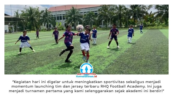 
 Suasana pertandingan Turnamen Mini Soccer antara RHQ FA 3 melawan SSB Al Hidayah Vamous Soccer di Fatma Sport Center Tenggarong, Sabtu (23/5/2026). Para pemain usia dini tampak bersemangat memperebutkan bola dalam laga yang berlangsung penuh sportivitas. Foto: Fairuzzabady.
