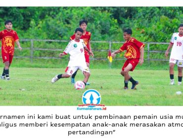 Pemain SSB Pemuda (jersey putih) berusaha melewati hadangan pemain SSB Al Hidayah Vamous Soccer (jersey merah) dalam laga Arsa Muda Mini Turnamen Trofeo U15 di Lapangan Sepak Bola Desa Loa Raya, Kecamatan Tenggarong Seberang, Kutai Kartanegara, Minggu (24/5/2026). Foto: Dok. Panitia Arsa Muda Mini Turnamen Trofeo U15.