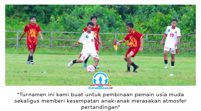 Pemain SSB Pemuda (jersey putih) berusaha melewati hadangan pemain SSB Al Hidayah Vamous Soccer (jersey merah) dalam laga Arsa Muda Mini Turnamen Trofeo U15 di Lapangan Sepak Bola Desa Loa Raya, Kecamatan Tenggarong Seberang, Kutai Kartanegara, Minggu (24/5/2026). Foto: Dok. Panitia Arsa Muda Mini Turnamen Trofeo U15.