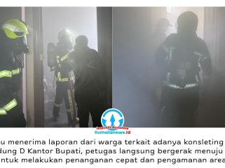 Petugas Dinas Pemadam Kebakaran dan Penyelamatan Kabupaten Kutai Kartanegara (Kukar) melakukan penanganan cepat terhadap dugaan konsleting listrik di Gedung D Kantor Bupati Kukar, Jalan A.P. Mangkunegoro, Kelurahan Timbau, Kecamatan Tenggarong, Jumat (22/05/2026) pagi. Dok: Pemadam Kebakaran dan Penyelamatan Kabupaten Kutai Kartanegara.