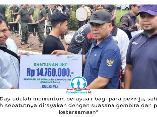 Asisten I Bidang Pemerintahan dan Kesra Setkab Kukar, Ahmad Taufik Hidayat, menyerahkan bantuan kepada pekerja usai apel bersama dalam rangka Peringatan Hari Buruh Internasional (May Day) 2026 di halaman Kantor Bupati Kutai Kartanegara, Jumat (1/5/2026). Foto: Akmal Hafidz Krisnowo.