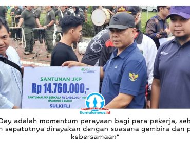 Asisten I Bidang Pemerintahan dan Kesra Setkab Kukar, Ahmad Taufik Hidayat, menyerahkan bantuan kepada pekerja usai apel bersama dalam rangka Peringatan Hari Buruh Internasional (May Day) 2026 di halaman Kantor Bupati Kutai Kartanegara, Jumat (1/5/2026). Foto: Akmal Hafidz Krisnowo.