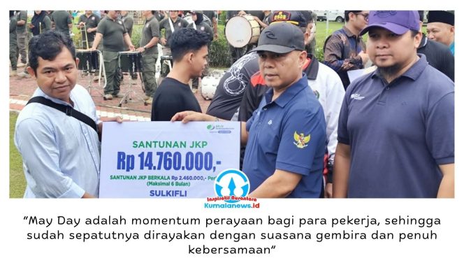 
 Asisten I Bidang Pemerintahan dan Kesra Setkab Kukar, Ahmad Taufik Hidayat, menyerahkan bantuan kepada pekerja usai apel bersama dalam rangka Peringatan Hari Buruh Internasional (May Day) 2026 di halaman Kantor Bupati Kutai Kartanegara, Jumat (1/5/2026). Foto: Akmal Hafidz Krisnowo.