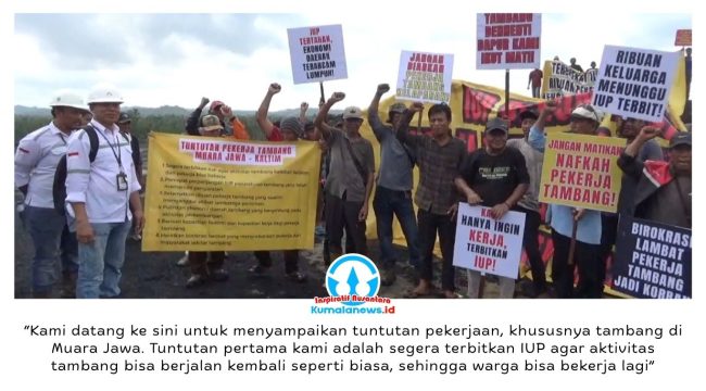 Ratusan warga Kecamatan Muara Jawa, Kabupaten Kutai Kartanegara, menggelar aksi unjuk rasa di jetty milik PT Bintang Prima Energy Pratama. Massa membawa spanduk dan poster, menuntut aktivitas pertambangan yang terhenti sejak awal 2026 segera kembali beroperasi. Foto: Hilman.