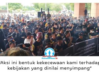 Ratusan massa dari Aliansi Tiga Organisasi Masyarakat (Ormas) daerah yakni Remaong Koetai Berjaya, Kayuh Baimbai, dan Remaong Kutai Menamang, menggelar aksi damai di depan Kantor DPRD Kabupaten Kutai Kartanegara (Kukar), Senin (4/5/2026). Foto: Akmal Hafidz Krisnowo.