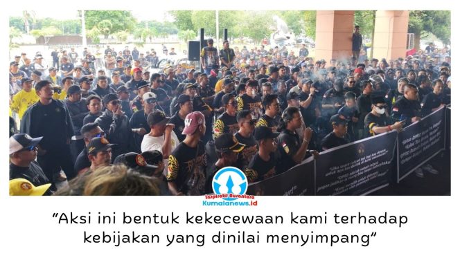 
 Ratusan massa dari Aliansi Tiga Organisasi Masyarakat (Ormas) daerah yakni Remaong Koetai Berjaya, Kayuh Baimbai, dan Remaong Kutai Menamang, menggelar aksi damai di depan Kantor DPRD Kabupaten Kutai Kartanegara (Kukar), Senin (4/5/2026). Foto: Akmal Hafidz Krisnowo.