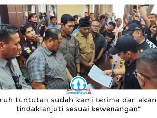 Wakil I DPRD Kutai Kartanegara (Kukar), Abdul Rasid, menerima perwakilan aksi damai ratusan massa dari Aliansi Tiga Organisasi Masyarakat (Ormas) daerah di ruang rapat DPRD Kukar, Senin (4/5/2026). Foto: Akmal Hafidz Krisnowo.