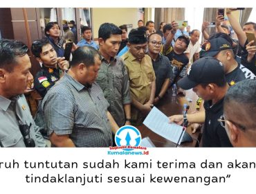 Wakil I DPRD Kutai Kartanegara (Kukar), Abdul Rasid, menerima perwakilan aksi damai ratusan massa dari Aliansi Tiga Organisasi Masyarakat (Ormas) daerah di ruang rapat DPRD Kukar, Senin (4/5/2026). Foto: Akmal Hafidz Krisnowo.