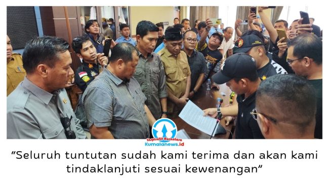 Wakil I DPRD Kutai Kartanegara (Kukar), Abdul Rasid, menerima perwakilan aksi damai ratusan massa dari Aliansi Tiga Organisasi Masyarakat (Ormas) daerah di ruang rapat DPRD Kukar, Senin (4/5/2026). Foto: Akmal Hafidz Krisnowo.