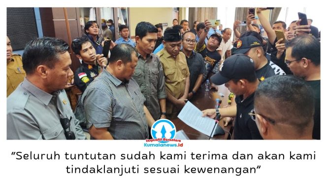 
 Wakil I DPRD Kutai Kartanegara (Kukar), Abdul Rasid, menerima perwakilan aksi damai ratusan massa dari Aliansi Tiga Organisasi Masyarakat (Ormas) daerah di ruang rapat DPRD Kukar, Senin (4/5/2026). Foto: Akmal Hafidz Krisnowo.