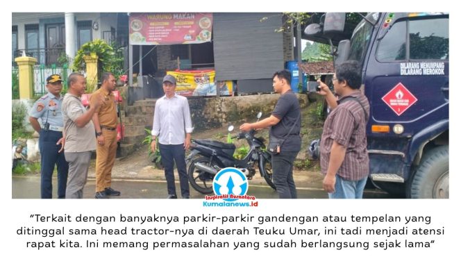 
 Pemerintah Kota Samarinda melalui Dinas Perhubungan terus berupaya menata ketertiban lalu lintas di kawasan Jalan Teuku Umar, menyusul maraknya parkir kendaraan kereta tempel atau truk gandeng yang dinilai mengganggu aktivitas masyarakat dan membahayakan pengguna jalan, Selasa (26/5/2026). Foto: Yana Ashari.