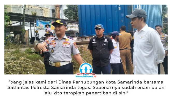 
 Dinas Perhubungan Kota Samarinda bersama Satlantas Polresta Samarinda menegaskan komitmennya menertibkan parkir kendaraan kereta tempel atau truk gandeng di kawasan Jalan Teuku Umar, Selasa (26/5/2026). Foto: Yana Ashari.