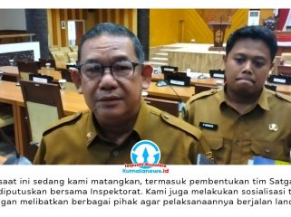Pelaksana Tugas (Plt) Dinas Pendidikan dan Kebudayaan (Disdikbud) Kota Samarinda, Ibnu Araby, memberikan keterangan kepada awak media terkait sejumlah isu strategis pendidikan tahun 2026 usai menghadiri rapat dengar pendapat (hearing) bersama Komisi IV DPRD Kota Samarinda, Selasa (5/5/2026). Foto: Yana Ashari.
