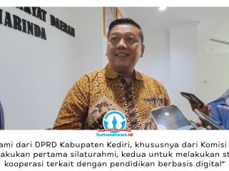 Ketua Komisi IV DPRD Kabupaten Kediri, Dodi Purwanto, memberikan keterangan kepada awak media usai kunjungan kerja dan studi banding di DPRD Kota Samarinda terkait penerapan pendidikan berbasis digital, Rabu (20/05/2026). Foto: Yana Ashari.