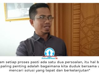 Anggota Komisi IV DPRD Kota Samarinda, Ismail Latisi, memberikan keterangan kepada awak media terkait pentingnya peningkatan kualitas sumber daya manusia (SDM) di sektor pendidikan sebagai langkah strategis menghadapi tantangan global yang semakin kompleks. Foto: Yana Ashari.