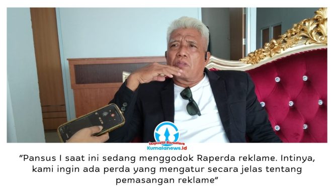
 Ketua Pansus I DPRD Samarinda, Markaca, memberikan keterangan terkait pembahasan Raperda reklame yang masih dalam tahap pendalaman guna menata reklame yang dinilai semrawut. Foto: Yana Ashari.