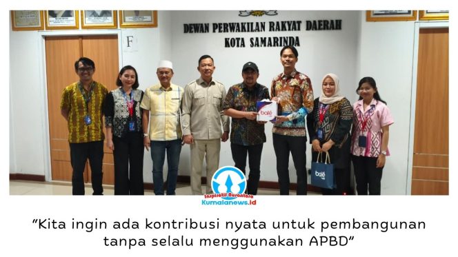 
 Ketua Komisi II DPRD Kota Samarinda, Iswandi, didampingi Sekretaris dan anggota Komisi II, Rusdi Doviyanto serta Viktor Yuan, berfoto bersama jajaran Bank BTN Kota Samarinda usai rapat hearing bidang keuangan dan ekonomi di DPRD Kota Samarinda. Foto: Yana Ashari.