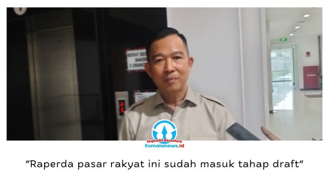 
 Anggota Pansus II DPRD Kota Samarinda, Viktor Yuan, memberikan keterangan terkait proses penyusunan Rancangan Peraturan Daerah (Raperda) tentang Pengelolaan dan Pemberdayaan Pasar Rakyat yang kini telah memasuki tahap draft dan akan dibahas bersama Badan Pembentukan Peraturan Daerah (Bapemperda). Foto: Yana Ashari.