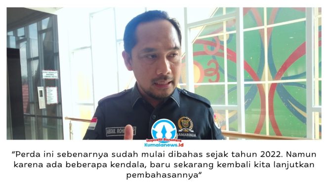 
 Wakil Ketua Badan Pembentukan Peraturan Daerah (Bapemperda) DPRD Kota Samarinda, Abdul Rohim, memberikan keterangan kepada awak media usai rapat pembahasan Rancangan Peraturan Daerah (Raperda) tentang Pemanfaatan Jalan Kota Samarinda, Senin (11/5/2026). Pembahasan Raperda tersebut diketahui telah dimulai sejak 2022, namun sempat tertunda akibat sejumlah kendala teknis dan administrasi. Foto: Yana Ashari.