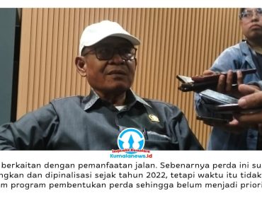 Ketua Badan Pembentukan Peraturan Daerah (Bapemperda) DPRD Kota Samarinda, Kamaruddin, memberikan keterangan kepada awak media usai rapat pembahasan Rancangan Peraturan Daerah (Raperda) tentang Pemanfaatan Jalan Kota Samarinda, Senin (11/5/2026). Rapat tersebut membahas berbagai aspek pemanfaatan jalan, termasuk kemungkinan adanya tumpang tindih aturan dengan sejumlah perda yang telah berlaku sebelumnya. Foto: Yana Ashari.