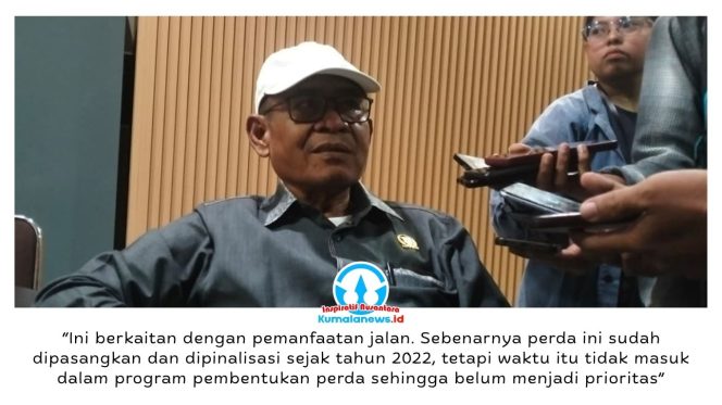 
 Ketua Badan Pembentukan Peraturan Daerah (Bapemperda) DPRD Kota Samarinda, Kamaruddin, memberikan keterangan kepada awak media usai rapat pembahasan Rancangan Peraturan Daerah (Raperda) tentang Pemanfaatan Jalan Kota Samarinda, Senin (11/5/2026). Rapat tersebut membahas berbagai aspek pemanfaatan jalan, termasuk kemungkinan adanya tumpang tindih aturan dengan sejumlah perda yang telah berlaku sebelumnya. Foto: Yana Ashari.