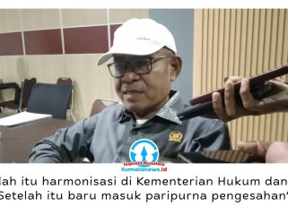 Ketua Badan Pembentukan Peraturan Daerah (Bapemperda) DPRD Kota Samarinda, Kamaruddin, memberikan keterangan terkait tiga panitia khusus (pansus) raperda yang telah memasuki tahap pembahasan internal. Tahapan tersebut menjadi bagian krusial sebelum raperda dibawa ke rapat paripurna untuk disahkan menjadi peraturan daerah. Foto: Yana Ashari.