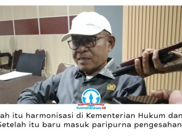 Ketua Badan Pembentukan Peraturan Daerah (Bapemperda) DPRD Kota Samarinda, Kamaruddin, memberikan keterangan terkait tiga panitia khusus (pansus) raperda yang telah memasuki tahap pembahasan internal. Tahapan tersebut menjadi bagian krusial sebelum raperda dibawa ke rapat paripurna untuk disahkan menjadi peraturan daerah. Foto: Yana Ashari.