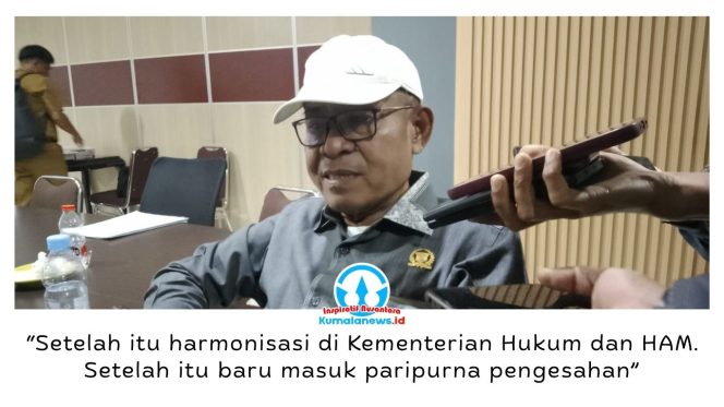 
 Ketua Badan Pembentukan Peraturan Daerah (Bapemperda) DPRD Kota Samarinda, Kamaruddin, memberikan keterangan terkait tiga panitia khusus (pansus) raperda yang telah memasuki tahap pembahasan internal. Tahapan tersebut menjadi bagian krusial sebelum raperda dibawa ke rapat paripurna untuk disahkan menjadi peraturan daerah. Foto: Yana Ashari.