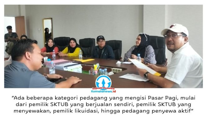 
 Ketua Komisi II DPRD Kota Samarinda, Iswandi, saat menggelar pertemuan bersama para pedagang Pasar Pagi di ruang rapat Komisi II DPRD Samarinda, Senin (18/5/2026). Foto: Yana Ashari.
