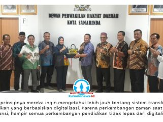 Anggota Komisi IV DPRD Kota Samarinda, Anhar, berfoto bersama rombongan DPRD Kabupaten Kediri yang dipimpin Ketua Komisi IV Dodi Purwanto usai kegiatan kunjungan kerja dan studi banding terkait transformasi pendidikan berbasis digitalisasi di DPRD Kota Samarinda. Foto: Yana Ashari.