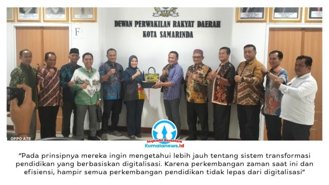 
 Anggota Komisi IV DPRD Kota Samarinda, Anhar, berfoto bersama rombongan DPRD Kabupaten Kediri yang dipimpin Ketua Komisi IV Dodi Purwanto usai kegiatan kunjungan kerja dan studi banding terkait transformasi pendidikan berbasis digitalisasi di DPRD Kota Samarinda. Foto: Yana Ashari.