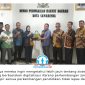 Anggota Komisi IV DPRD Kota Samarinda, Anhar, berfoto bersama rombongan DPRD Kabupaten Kediri yang dipimpin Ketua Komisi IV Dodi Purwanto usai kegiatan kunjungan kerja dan studi banding terkait transformasi pendidikan berbasis digitalisasi di DPRD Kota Samarinda. Foto: Yana Ashari.