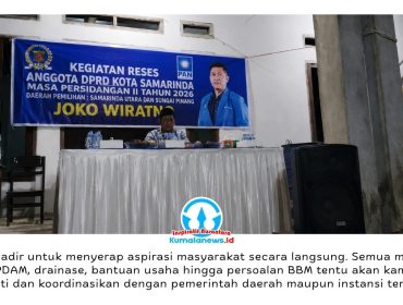 Anggota DPRD Kota Samarinda, Joko Wiratno, menggelar reses Masa Persidangan II Tahun 2026 di Jalan Mugirejo No. 28, Kelurahan Mugirejo, Kecamatan Sungai Pinang, Sabtu (23/5/2026) malam. Kegiatan yang dihadiri warga RT 12 dan RT 13 itu menjadi wadah penyampaian aspirasi masyarakat terkait infrastruktur, pelayanan dasar, serta bantuan sosial dan ekonomi. Foto: Yana Ashari.