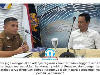 Sekretaris Komisi I DPRD Kota Samarinda, Ronald Stephen Lonteng, menghadiri rapat persiapan penertiban parkir kendaraan truk gandeng di ruang rapat lantai II Dinas Perhubungan Kota Samarinda, Selasa (26/5/2026). Rapat yang dipimpin Kepala Dinas Perhubungan Kota Samarinda, Hotmarulitua Manalu, tersebut turut dihadiri perwakilan ketua RT, asosiasi perusahaan truk gandeng, aparat kepolisian, serta sejumlah instansi terkait guna membahas penanganan parkir kendaraan yang dinilai mengganggu keselamatan dan ketertiban lalu lintas. Foto: Yana Ashari.
