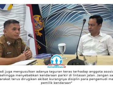 Sekretaris Komisi I DPRD Kota Samarinda, Ronald Stephen Lonteng, menghadiri rapat persiapan penertiban parkir kendaraan truk gandeng di ruang rapat lantai II Dinas Perhubungan Kota Samarinda, Selasa (26/5/2026). Rapat yang dipimpin Kepala Dinas Perhubungan Kota Samarinda, Hotmarulitua Manalu, tersebut turut dihadiri perwakilan ketua RT, asosiasi perusahaan truk gandeng, aparat kepolisian, serta sejumlah instansi terkait guna membahas penanganan parkir kendaraan yang dinilai mengganggu keselamatan dan ketertiban lalu lintas. Foto: Yana Ashari.