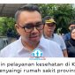 Aulia Rahman Basri memberikan keterangan terkait upaya Pemerintah Kabupaten Kutai Kartanegara (Kukar) dalam meningkatkan layanan kesehatan melalui pengembangan fasilitas rumah sakit, pembangunan laboratorium kesehatan masyarakat, serta pemenuhan tenaga dokter di wilayah pedalaman, Minggu (24/5/2026). Foto: Fairuzzabady.