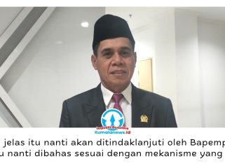Ketua DPRD Kota Samarinda, Helmi Abdullah, memberikan keterangan kepada awak media usai mengikuti Rapat Paripurna Masa Persidangan II Tahun 2026 dengan agenda penandatanganan kesepakatan bersama antara Wali Kota dan DPRD Kota Samarinda terhadap rancangan peraturan daerah (raperda) di luar Program Pembentukan Peraturan Daerah (Propemperda) Tahun 2026. Foto: Yana Ashari.