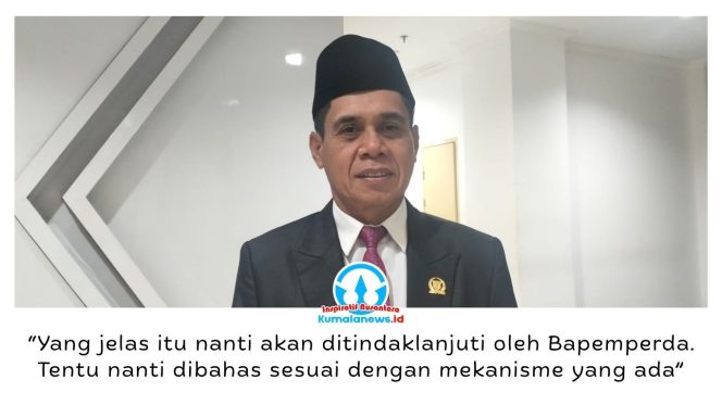 
 Ketua DPRD Kota Samarinda, Helmi Abdullah, memberikan keterangan kepada awak media usai mengikuti Rapat Paripurna Masa Persidangan II Tahun 2026 dengan agenda penandatanganan kesepakatan bersama antara Wali Kota dan DPRD Kota Samarinda terhadap rancangan peraturan daerah (raperda) di luar Program Pembentukan Peraturan Daerah (Propemperda) Tahun 2026. Foto: Yana Ashari.