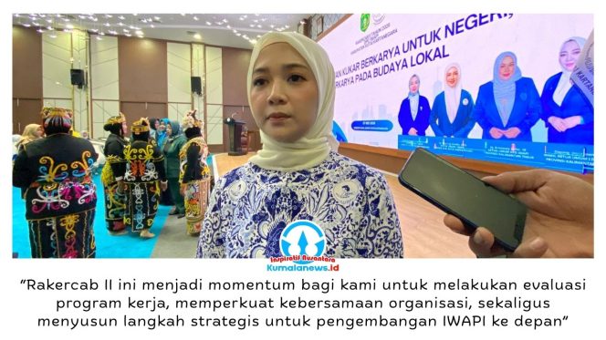 
 Ketua Dewan Pimpinan Cabang (DPC) Ikatan Wanita Pengusaha Indonesia (IWAPI) Kabupaten Kutai Kartanegara (Kukar), Fety Puja Amelia, memberikan keterangan terkait pelaksanaan Rapat Kerja Cabang (Rakercab) II DPC IWAPI Kukar yang menjadi momentum penting untuk melakukan evaluasi program kerja, memperkuat konsolidasi organisasi, serta menyusun strategi ke depan. Foto: Fairuzzabady.