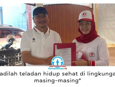 Asisten III Bidang Administrasi dan Umum Sekretariat Kabupaten Kutai Kartanegara (Kukar), Dafip Haryanto, menyerahkan secara simbolis Surat Keputusan (SK) kepengurusan kepada peserta pelatihan instruktur Senam Jantung Sehat asal Kecamatan Muara Kaman. Foto: Fairuzzabady.