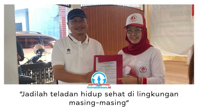 
 Asisten III Bidang Administrasi dan Umum Sekretariat Kabupaten Kutai Kartanegara (Kukar), Dafip Haryanto, menyerahkan secara simbolis Surat Keputusan (SK) kepengurusan kepada peserta pelatihan instruktur Senam Jantung Sehat asal Kecamatan Muara Kaman. Foto: Fairuzzabady.