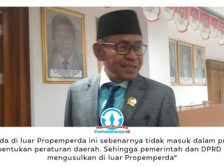 Ketua Badan Pembentukan Peraturan Daerah (Bapemperda) DPRD Kota Samarinda, Kamaruddin, memberikan keterangan terkait kesepakatan pembahasan enam rancangan peraturan daerah (raperda) di luar Program Pembentukan Peraturan Daerah (Propemperda) Tahun 2026. Foto: Yana Ashari.