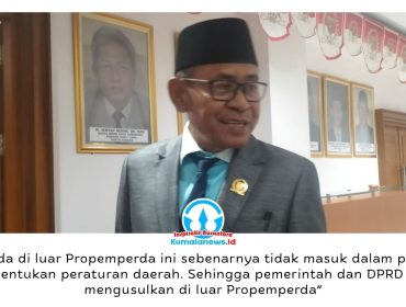 Ketua Badan Pembentukan Peraturan Daerah (Bapemperda) DPRD Kota Samarinda, Kamaruddin, memberikan keterangan terkait kesepakatan pembahasan enam rancangan peraturan daerah (raperda) di luar Program Pembentukan Peraturan Daerah (Propemperda) Tahun 2026. Foto: Yana Ashari.