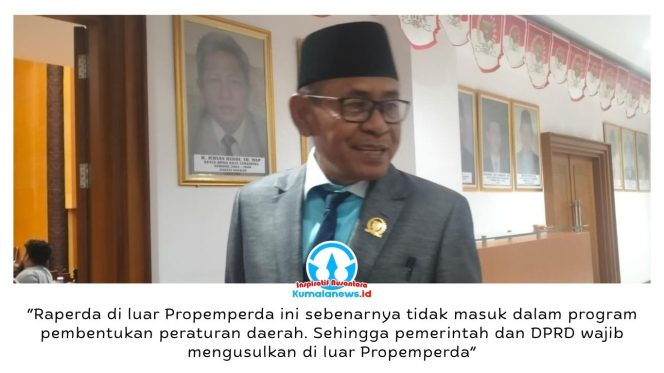 
 Ketua Badan Pembentukan Peraturan Daerah (Bapemperda) DPRD Kota Samarinda, Kamaruddin, memberikan keterangan terkait kesepakatan pembahasan enam rancangan peraturan daerah (raperda) di luar Program Pembentukan Peraturan Daerah (Propemperda) Tahun 2026. Foto: Yana Ashari.