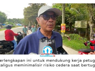 Slamet Hadiraharjo memberikan keterangan terkait penyerahan perlengkapan kerja dan sarana operasional bagi Petugas Pasukan Kebersihan Merah Putih oleh Pemerintah Kabupaten Kutai Kartanegara (Kukar) di Taman Ulin Tenggarong, Minggu (24/5/2026). Foto: Fairuzzabady.