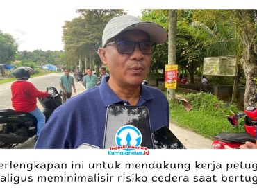 Slamet Hadiraharjo memberikan keterangan terkait penyerahan perlengkapan kerja dan sarana operasional bagi Petugas Pasukan Kebersihan Merah Putih oleh Pemerintah Kabupaten Kutai Kartanegara (Kukar) di Taman Ulin Tenggarong, Minggu (24/5/2026). Foto: Fairuzzabady.