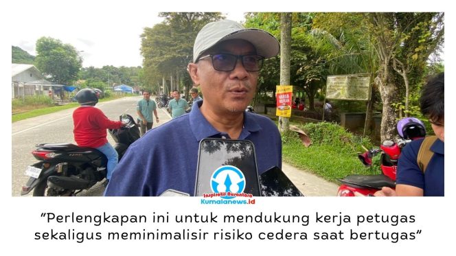 
 Slamet Hadiraharjo memberikan keterangan terkait penyerahan perlengkapan kerja dan sarana operasional bagi Petugas Pasukan Kebersihan Merah Putih oleh Pemerintah Kabupaten Kutai Kartanegara (Kukar) di Taman Ulin Tenggarong, Minggu (24/5/2026). Foto: Fairuzzabady.